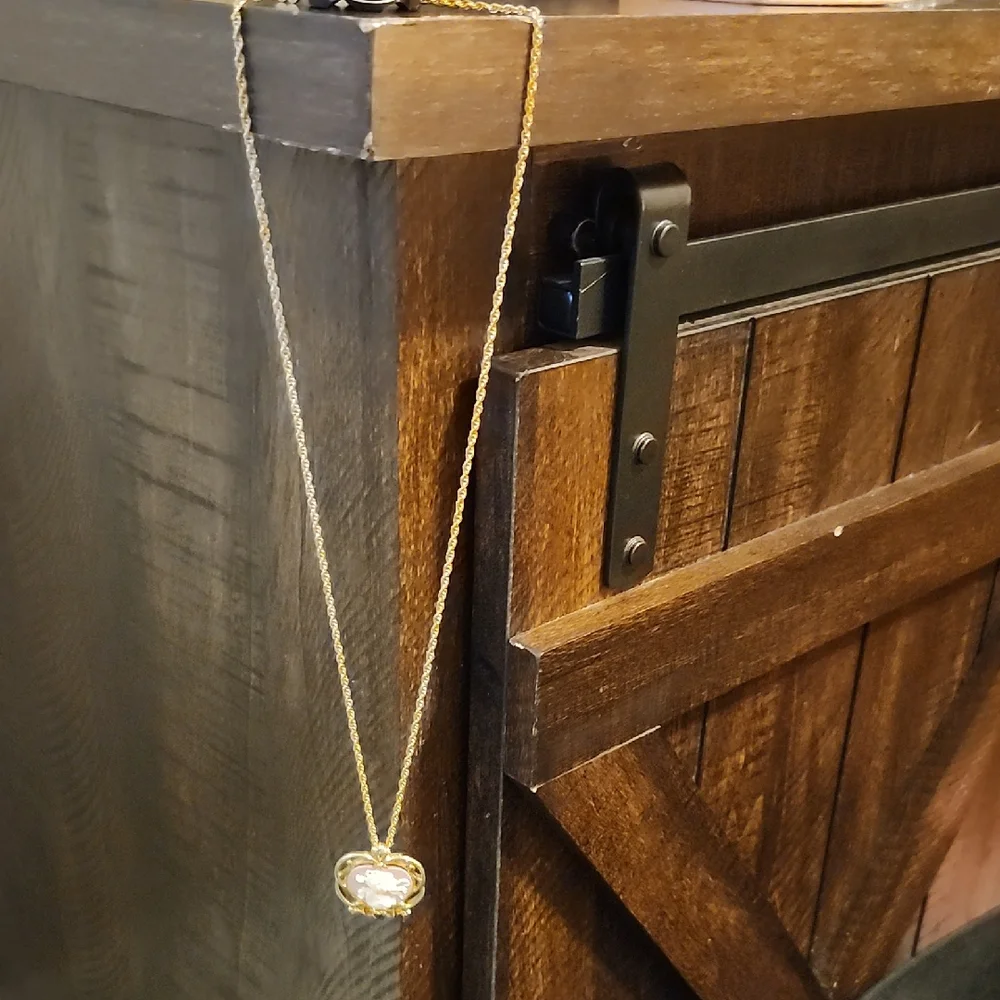 Elegant Gold Pendant Necklace - Picture 1 of 4